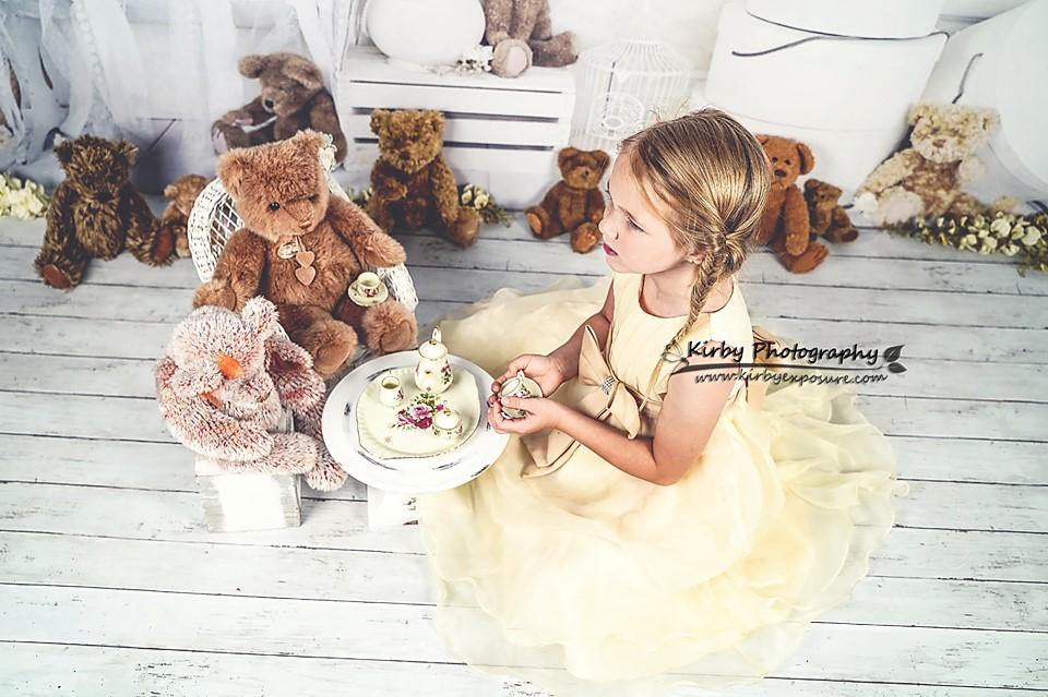 Kate Fondo de primavera floral vintage de oso de peluche diseñado por Arica Kirby