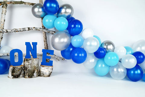 Kate Telón de fondo de primer cumpleaños de globos azul abedul diseñado por Arica Kirby