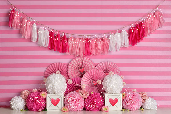 Kate día de San Valentín con el telón de fondo de corazones y rayas diseñado por Mandy Ringe Photography