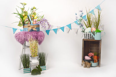 Kate Pascua con decoración floral y telón de fondo de conejo