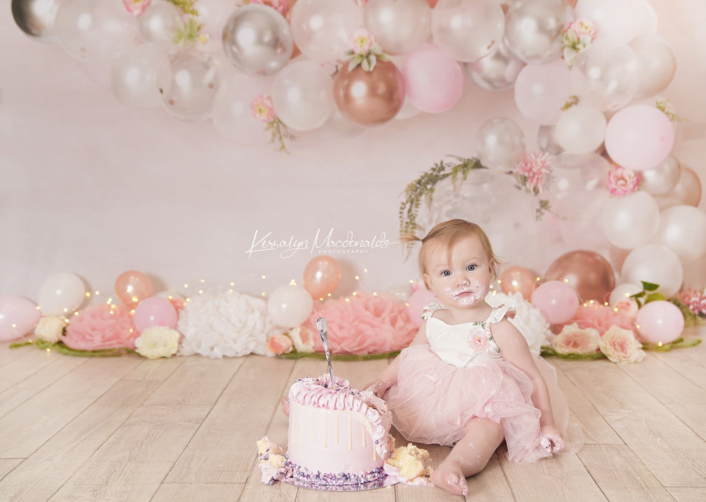 Kate Fondo de cumpleaños con arco de globo floral rosa blanco y dorado diseñado por Mandy Ringe Photography