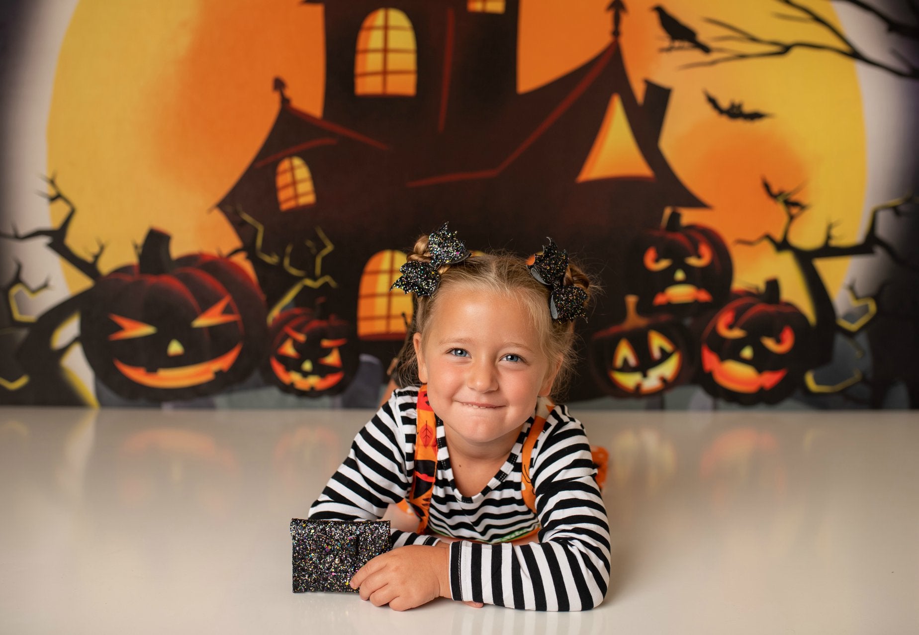 Cargar imagen en el visor de la galería, Kate Fondo de Halloween Calabazas Casa de brujas diseñada por Chain Photography
