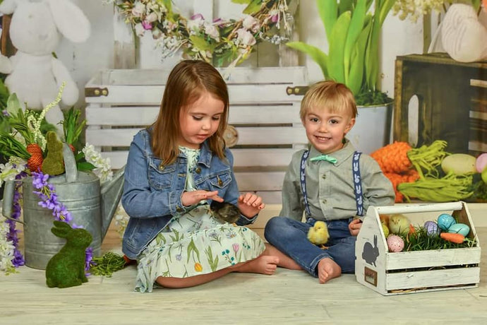 Kate Pascua con fondo de zanahorias y conejos diseñado por Rose Abbas