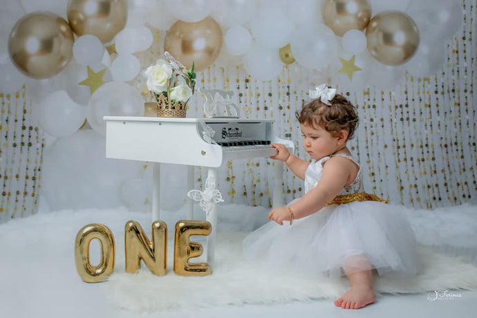 Kate Cake Smash Globos Dorados Telón de fondo para fotografía diseñado por Rose Abbas