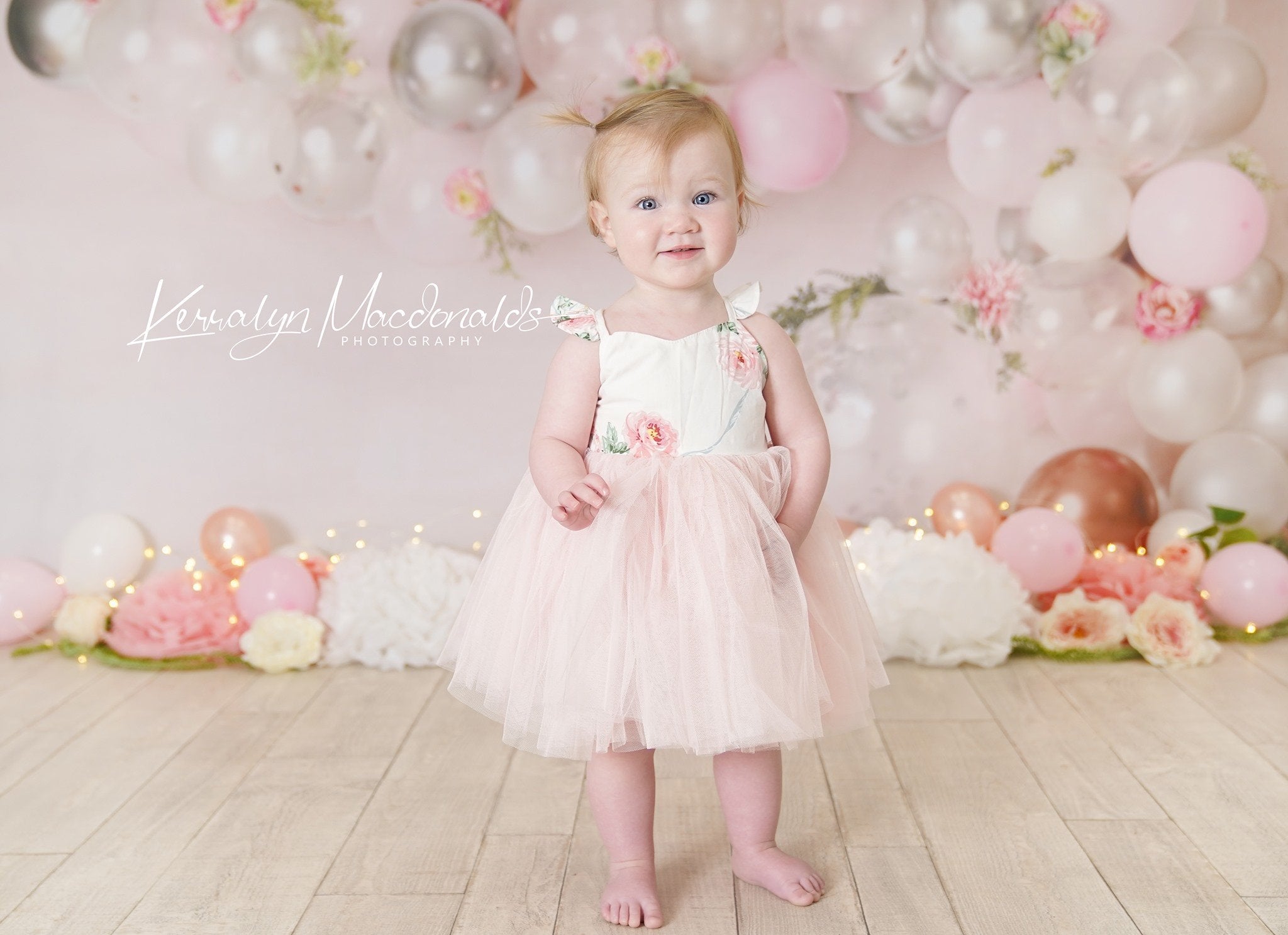 Kate Fondo de cumpleaños con arco de globo floral rosa blanco y dorado diseñado por Mandy Ringe Photography