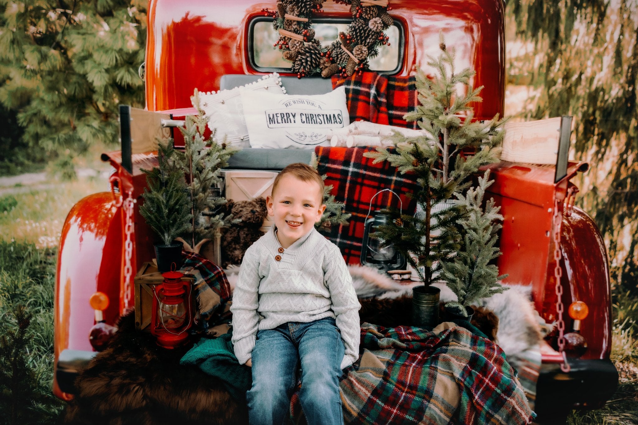 Cargar imagen en el visor de la galería, Kate Fondo de camión de Navidad rojo diseñado por Mandy Ringe Photography