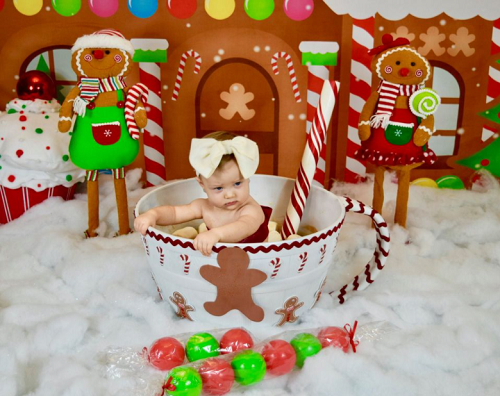 Kate Telón de fondo de Navidad nevado Gingerbread Town para niños diseñado por Leann West