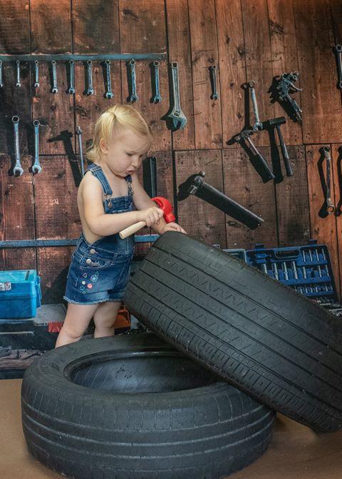 Cargar imagen en el visor de la galería, Katebackdrop：Kate Tool shelf against a table vintage garage backdrop for boy/Father&#39;s Day