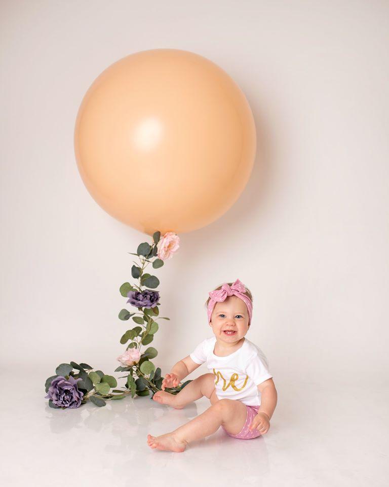 Kate Fondo de color crema con globos de cumpleaños diseñado por Leila Hale