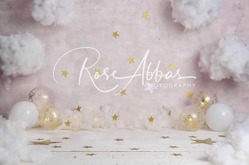 Kate Telón de fondo de estrellas de nubes rosa diseñado por Rose Abbas