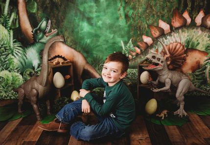 Kate Fondo de cumpleaños de dinosaurios de aventura en la selva diseñado por Mandy Ringe Photography