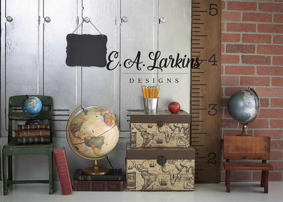 Kate Escuela Graduación con letrero Telón de fondo para fotografía diseñado por Erin Larkins
