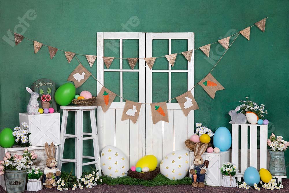 Kate Huevos de Pascua Conejito Puerta de madera blanca Fondo verde Diseñado por Emetselch