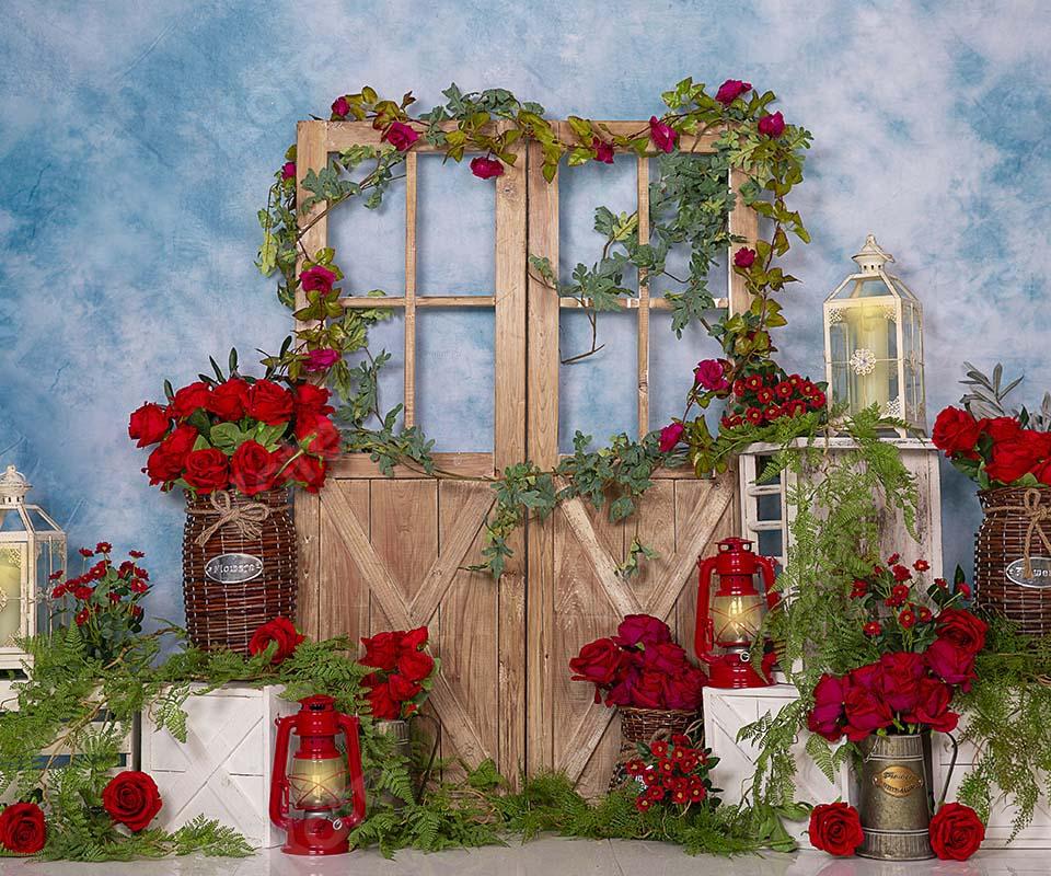 Kate Primavera / día de la madre Rosa roja Flores Puerta Fondo azul Diseñado por Emetselch