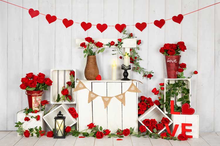 Kate Fondo de pared de madera blanca con soporte de rosas para el día de San Valentín diseñado por Emetselch