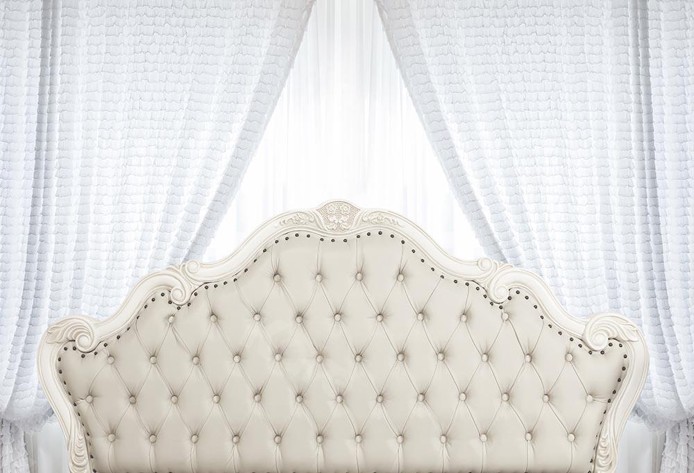 Kate Telón de fondo de dormitorio con cabecera de cortina blanca Boudoir diseñado por Chain Photography