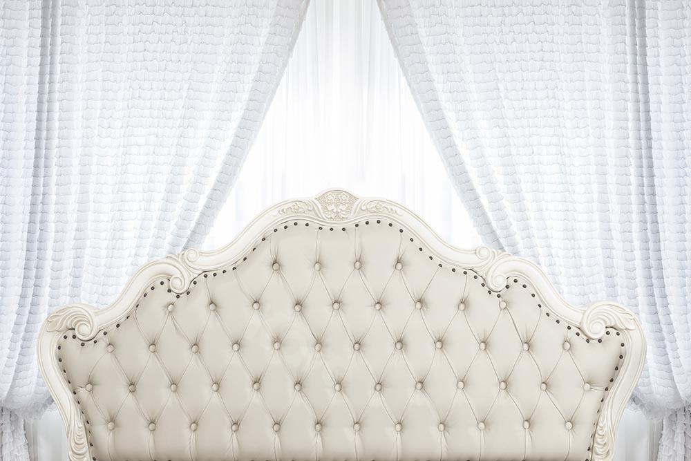 Kate Telón de fondo de dormitorio con cabecera de cortina blanca Boudoir diseñado por Chain Photography
