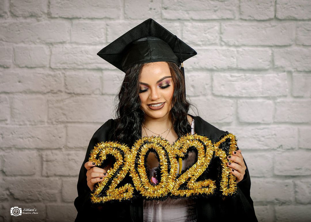 Kate Estudio de telón de fondo de graduación de pared de ladrillo blanco gris