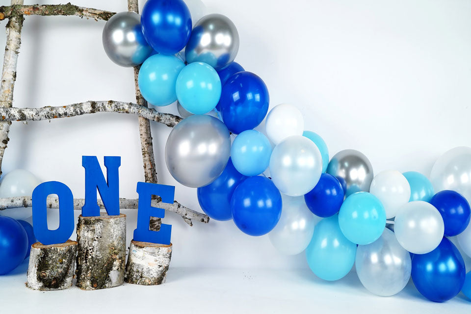 Kate Telón de fondo de primer cumpleaños de globos azul abedul diseñado por Arica Kirby