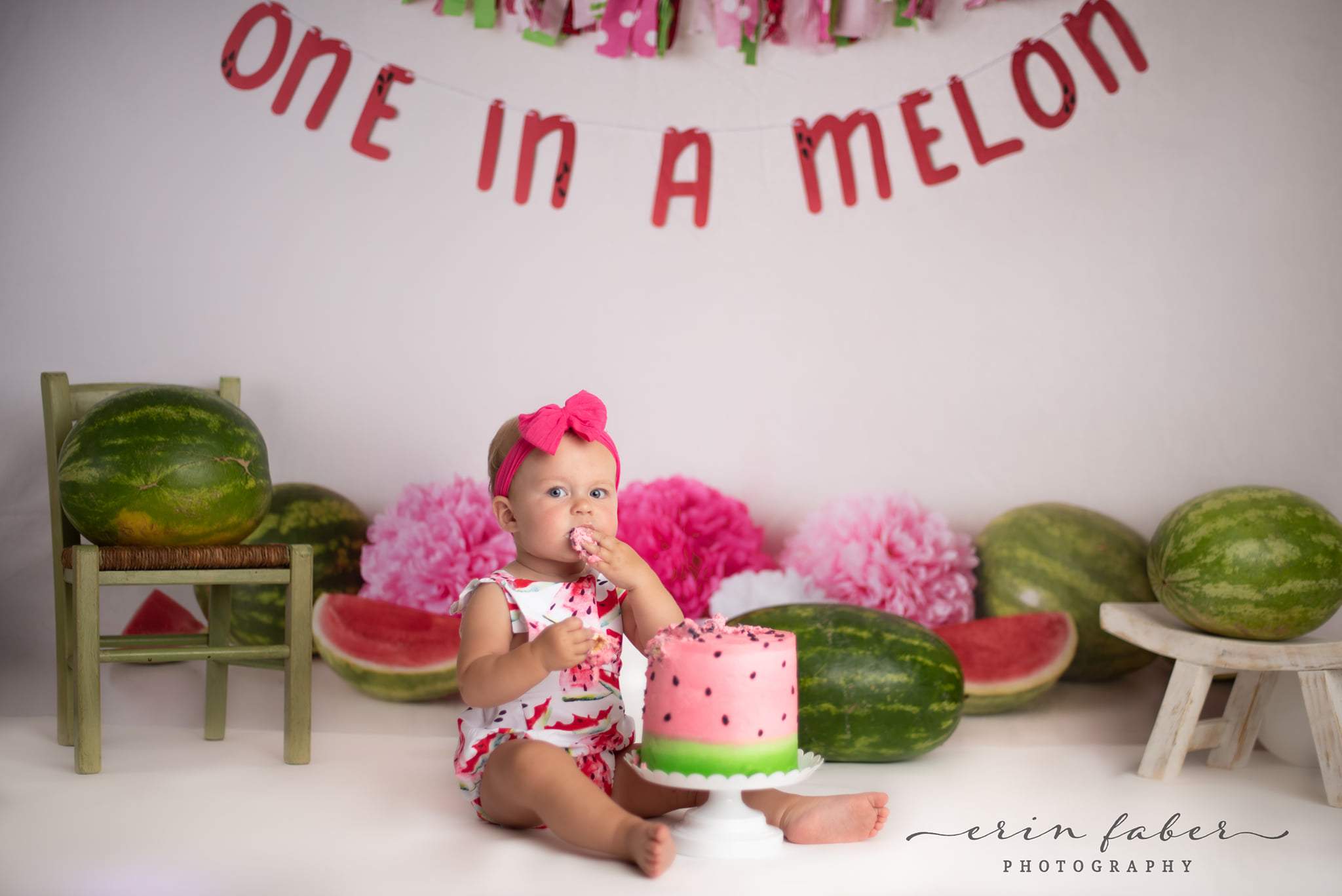 Cargar imagen en el visor de la galería, Kate verano uno en un telón de fondo de primer cumpleaños de melón para fotografía diseñado por Mandy Ringe Photography