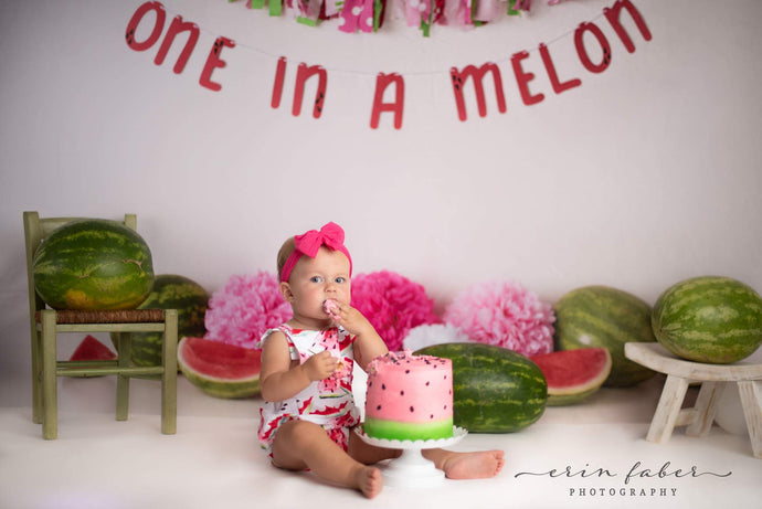 Kate verano uno en un telón de fondo de primer cumpleaños de melón para fotografía diseñado por Mandy Ringe Photography
