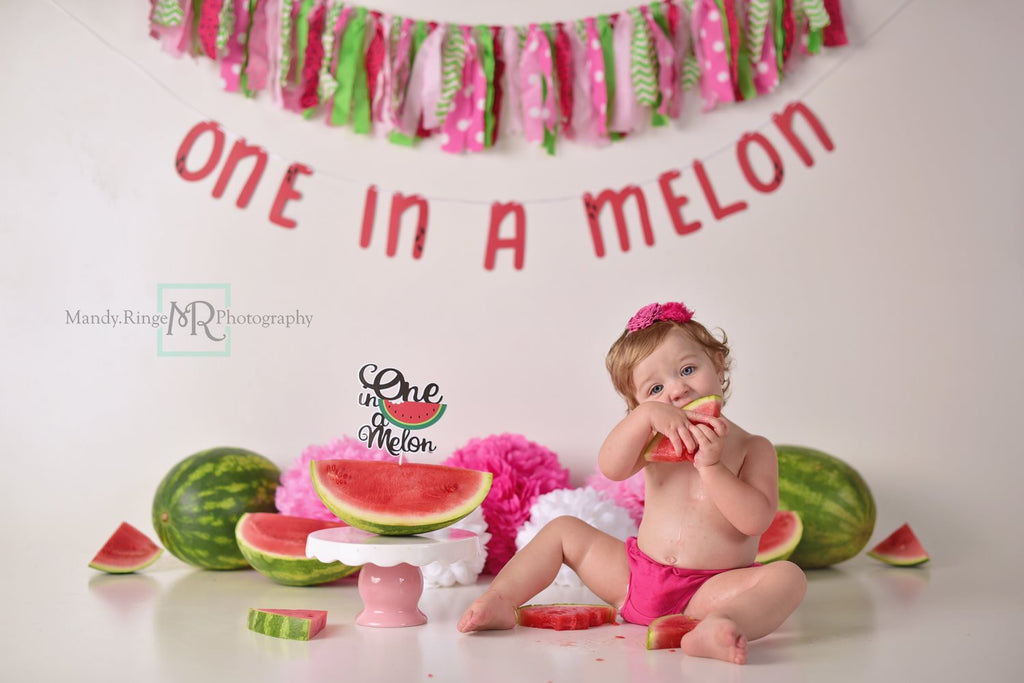 Kate verano uno en un telón de fondo de primer cumpleaños de melón para fotografía diseñado por Mandy Ringe Photography