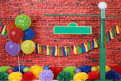 Kate Pared de ladrillos de cumpleaños con fondo de globos de colores para fotografía
