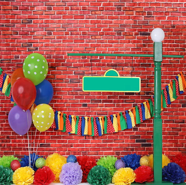 Kate Pared de ladrillos de cumpleaños con fondo de globos de colores para fotografía