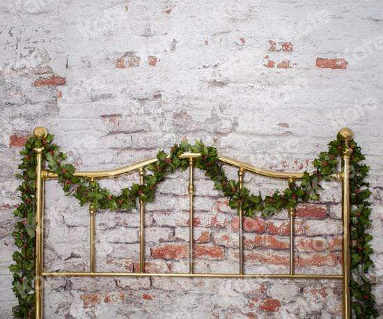 Cargar imagen en el visor de la galería, Katebackdrop：Kate Half Brass Bed with Ivy Headboard Brick Wall Backdrop Designed by Pine Park Collection