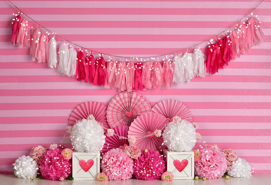 Kate día de San Valentín con el telón de fondo de corazones y rayas diseñado por Mandy Ringe Photography