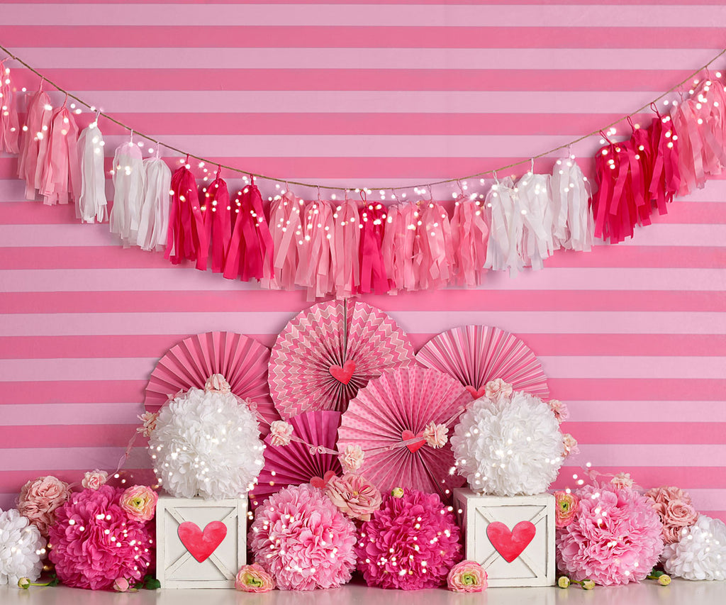 Kate día de San Valentín con el telón de fondo de corazones y rayas diseñado por Mandy Ringe Photography