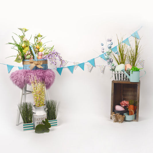 Kate Pascua con decoración floral y telón de fondo de conejo