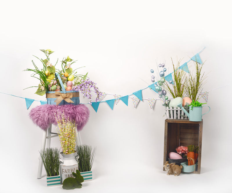 Kate Pascua con decoración floral y telón de fondo de conejo
