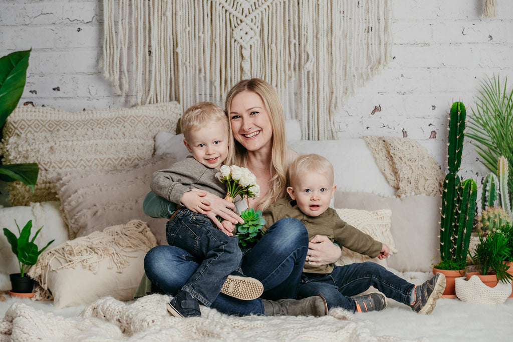 Kate Almohadas de piso de macramé Boho con fondo de plantas de primavera madre diseñado por Mandy Ringe Photography