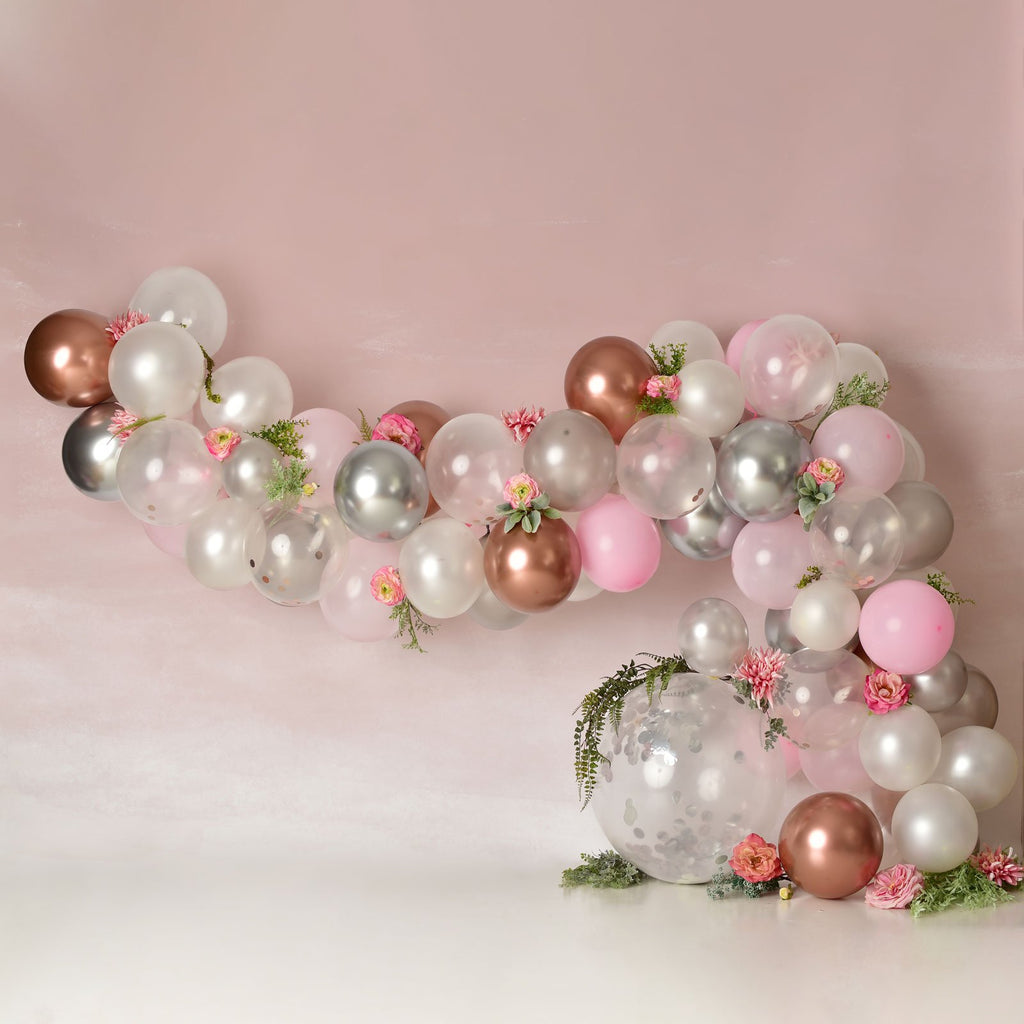 Kate Fondo de cumpleaños con arco de globo floral rosa blanco y dorado diseñado por Mandy Ringe Photography