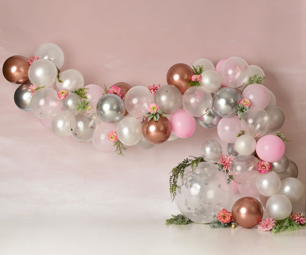Kate Fondo de cumpleaños con arco de globo floral rosa blanco y dorado diseñado por Mandy Ringe Photography