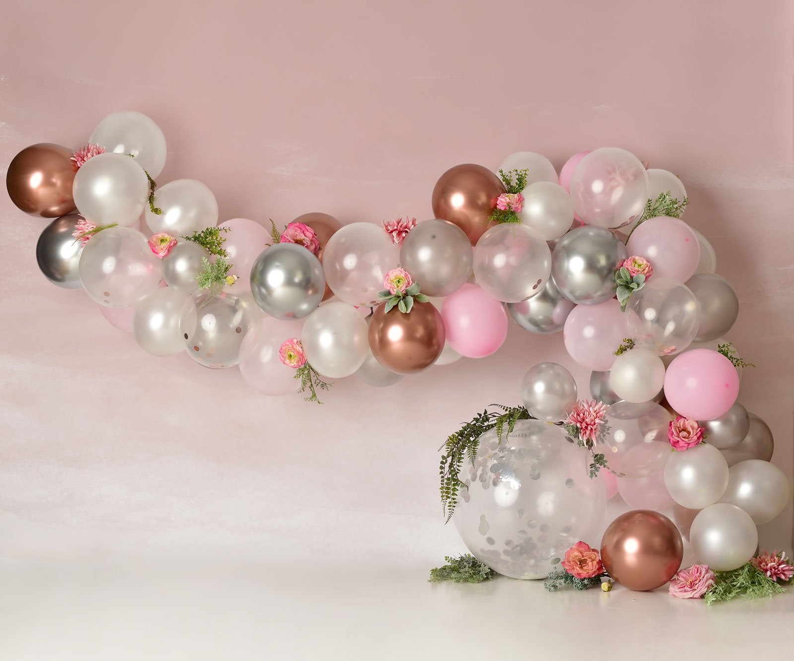 Cargar imagen en el visor de la galería, Kate Fondo de cumpleaños con arco de globo floral rosa blanco y dorado diseñado por Mandy Ringe Photography