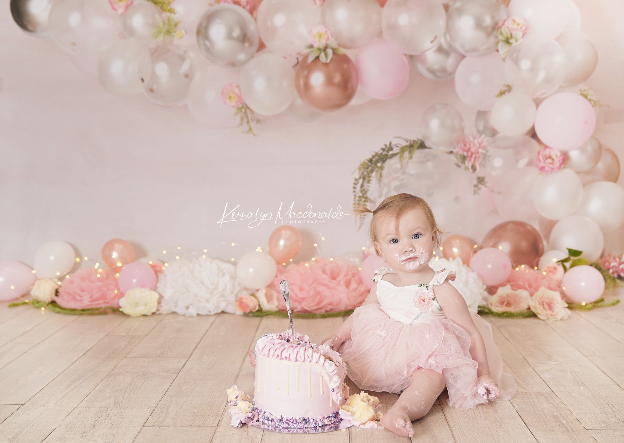 Cargar imagen en el visor de la galería, Kate Fondo de cumpleaños con arco de globo floral rosa blanco y dorado diseñado por Mandy Ringe Photography
