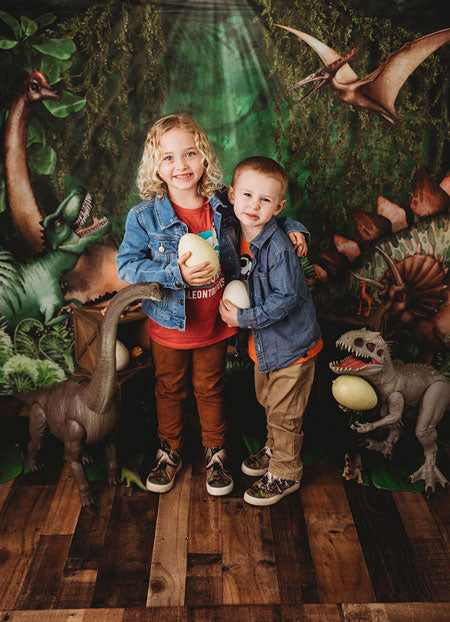 Kate Fondo de cumpleaños de dinosaurios de aventura en la selva diseñado por Mandy Ringe Photography