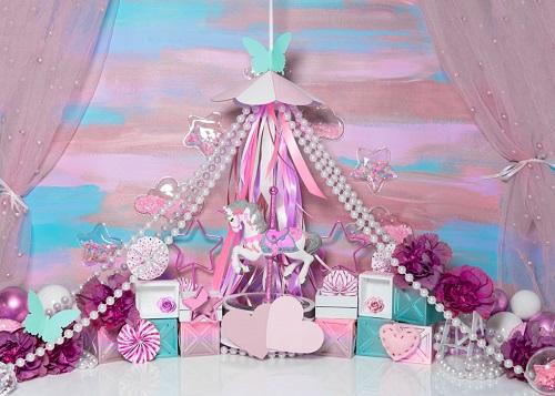 Kate Cake Smash Telón de fondo de carrusel rosa diseñado por Mini MakeBelieve
