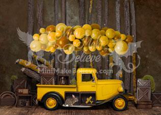Kate Cake Smash Cumpleaños Globo amarillo Camión Telón de fondo diseñado por Mini MakeBelieve