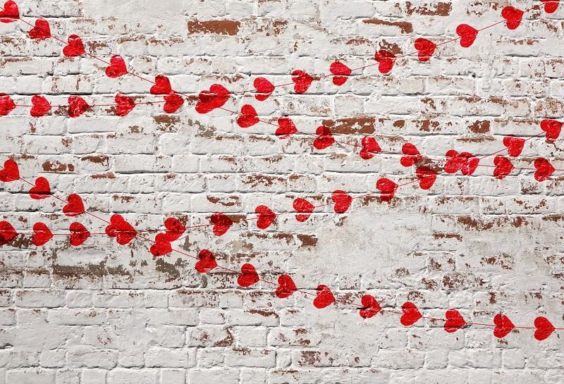 Kate Pared de ladrillo blanco con corazones rojos Fondo de San Valentín para fotografía diseñado por Jerry_Sina