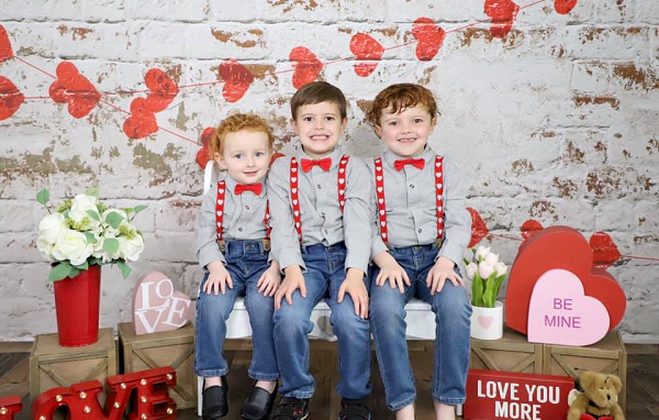 Kate Pared de ladrillo blanco con corazones rojos Fondo de San Valentín para fotografía diseñado por Jerry_Sina