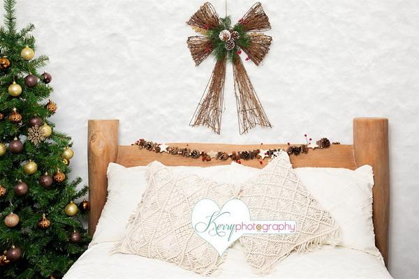 Kate Cama de madera de Navidad con fondo de árbol de macramé diseñado por Kerry Anderson