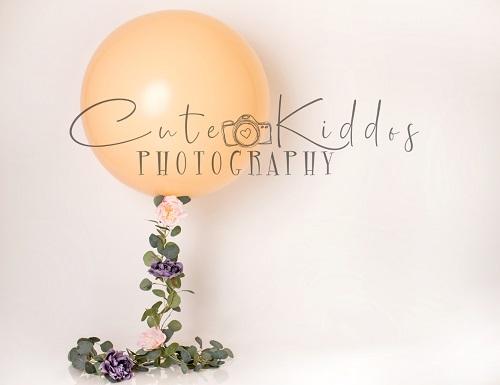 Kate Fondo de color crema con globos de cumpleaños diseñado por Leila Hale