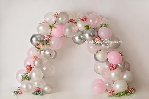 Kate Fondo de cumpleaños con arco de globo floral rosa y plateado diseñado por Mandy Ringe Photography