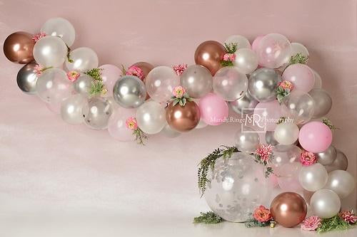 Kate Fondo de cumpleaños con arco de globo floral rosa blanco y dorado diseñado por Mandy Ringe Photography