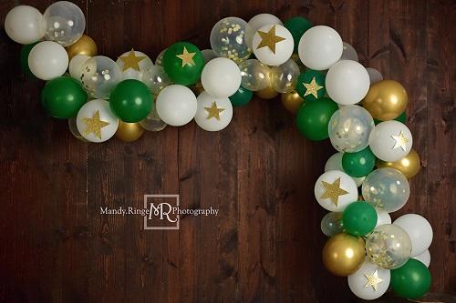 Kate Globos de cumpleaños con fondo de arco de cafetería diseñado por Mandy Ringe Photography