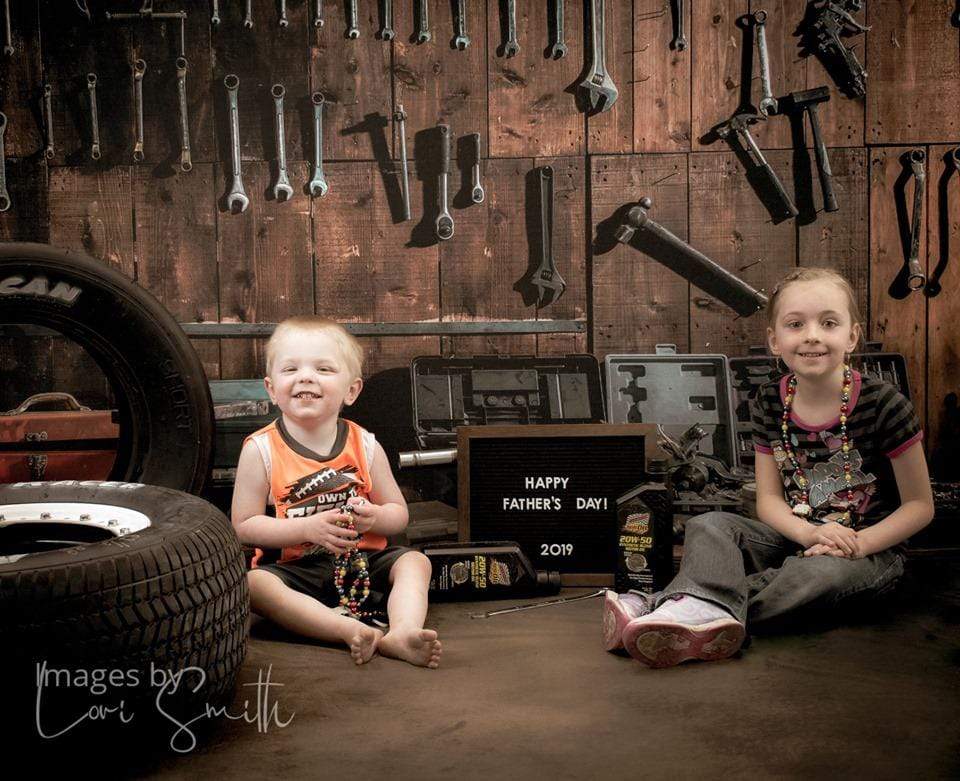 Cargar imagen en el visor de la galería, Katebackdrop：Kate Tool shelf against a table vintage garage backdrop for boy/Father&#39;s Day