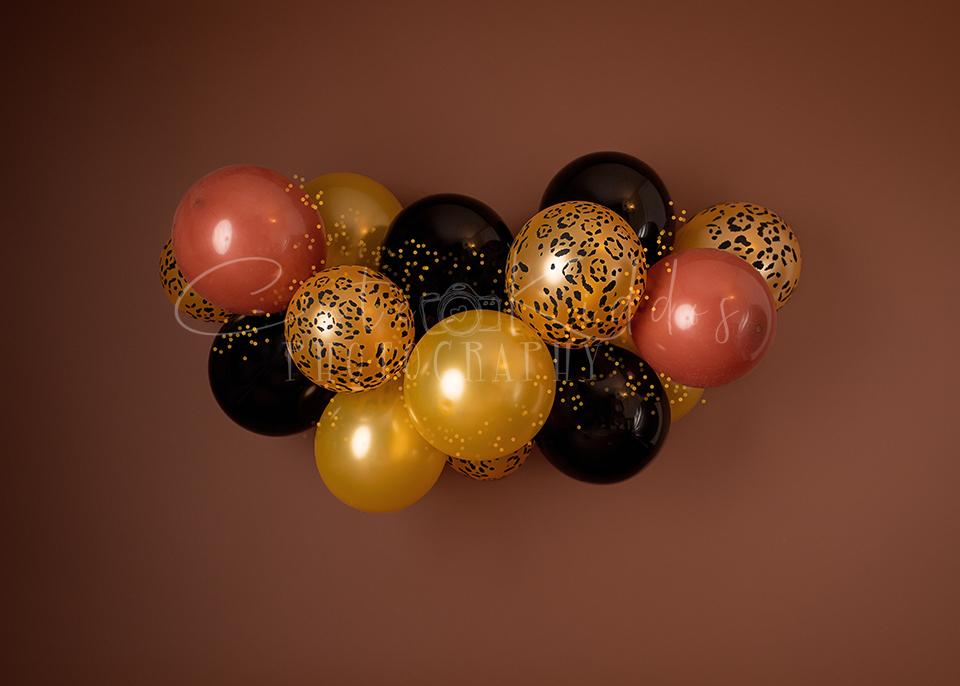 Cargar imagen en el visor de la galería, Kate Cake Smash Telón de fondo de globos de cumpleaños diseñado por Leila Hale